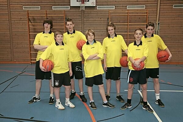 Bildagentur mauritius images Turnhalle Schulsport Jungen